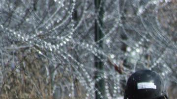 Integrantes de la Guardia Nacional de Texas, vigilan la entrada de migrantes que permanecen en las inmediaciones de la frontera,