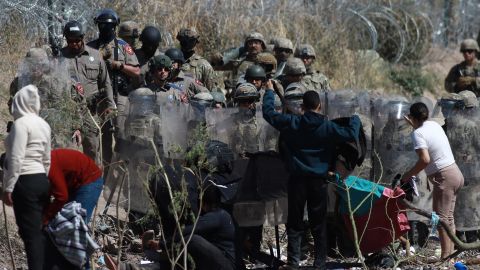 Integrantes de la Guardia Nacional de Texas, vigilan la entrada de migrantes que permanecen en las inmediaciones de la frontera,