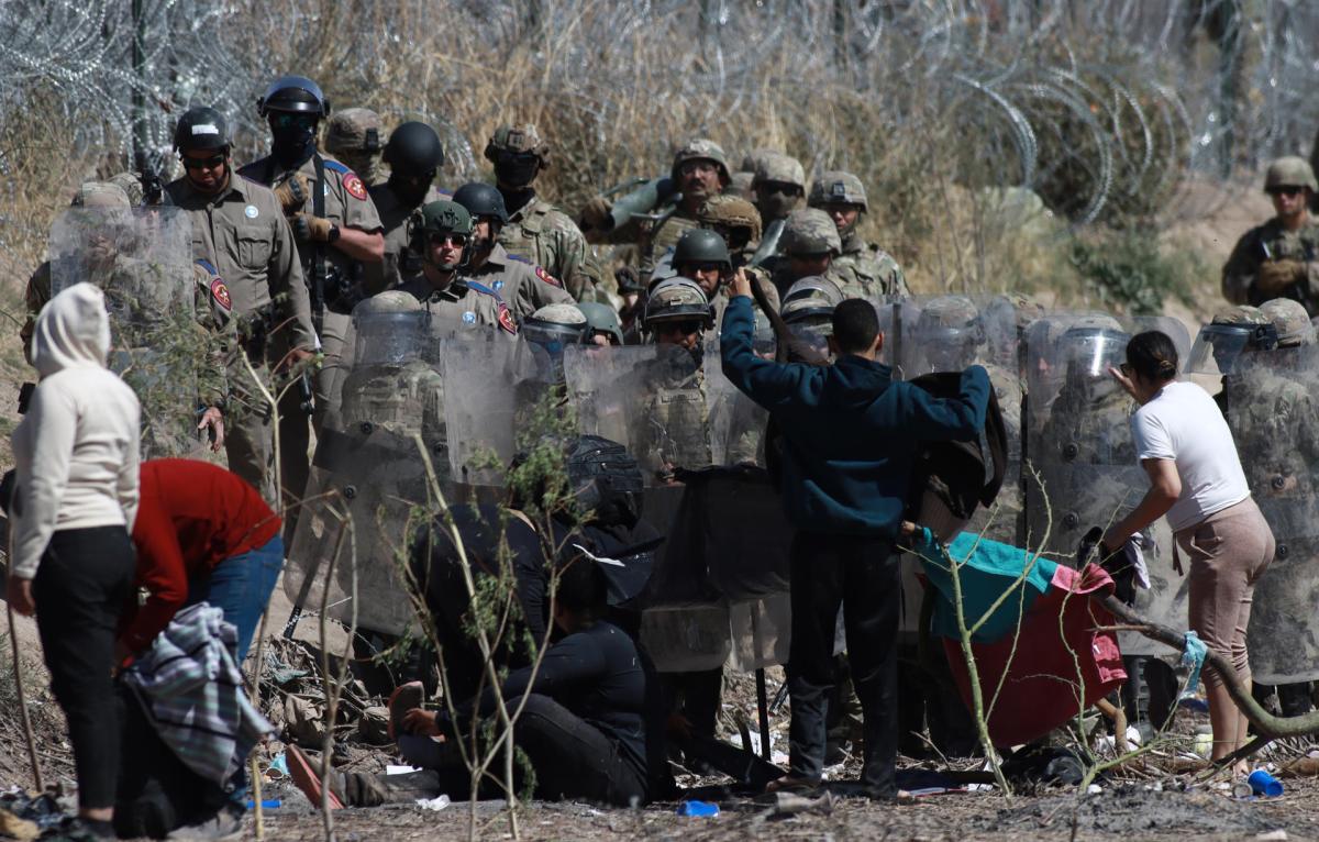 Casa Blanca culpa a los republicanos y a Greg Abbott tras ataque de migrantes a la Guardia Nacional