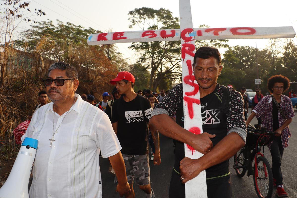 “Viacrucis migrante” pide libre tránsito para salir de la frontera sur de México