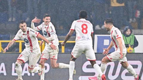 El portugués Dany Mota (I) celebra con sus compañeros luego de marcar un gol en el partido entre el Genoa CFC vs AC Monza.