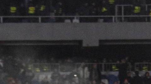 Jugadores y fanáticos de Georgia celebran luego de ganarle a Grecia y clasificar por primera vez en su historia a la Eurocopa.