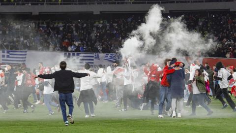 Jugadores y fanáticos de Georgia celebran luego de ganarle a Grecia y clasificar por primera vez en su historia a la Eurocopa.