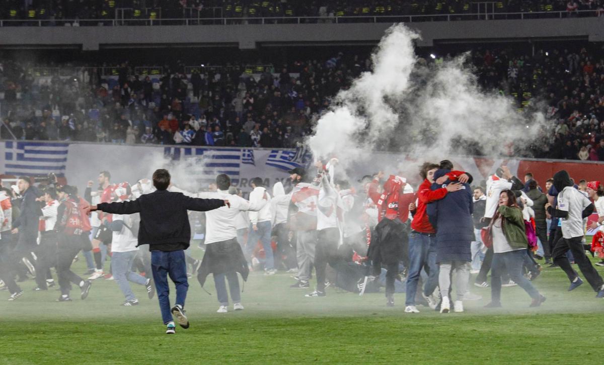 Vea la desenfrenada invasión de campo por la primera clasificación de Georgia a la Eurocopa