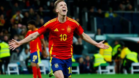 Dani Olmo celebra luego de marcarle a Brasil en el Estadio Santiago Bernabéu de Madrid.