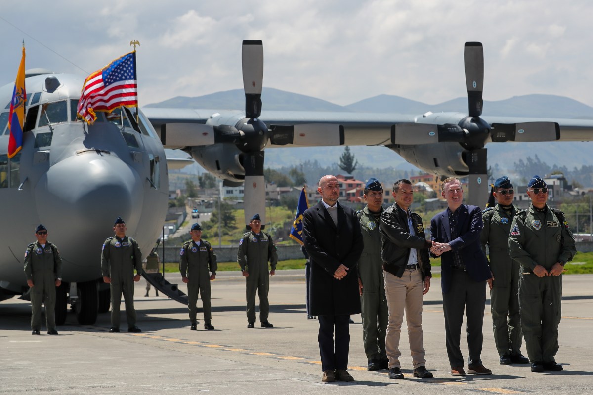 Llegó a Ecuador un avión Hércules C-130 donado por EE.UU. para combatir contra el crimen organizado