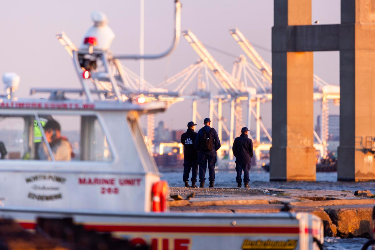 Buzos continúan la búsqueda de seis hispanos fallecidos por derrumbe del puente de Baltimore