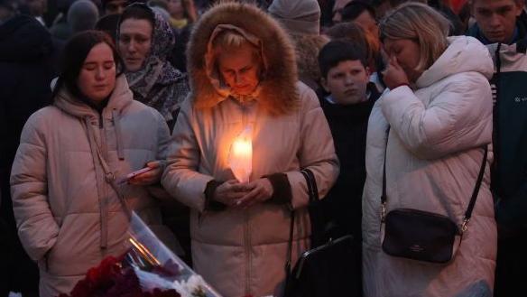 “Irrumpieron en el auditorio y dispararon a la gente con rifles de asalto”: cómo fue el ataque en una sala de conciertos de Moscú que dejó más de 130 muertos y heridos