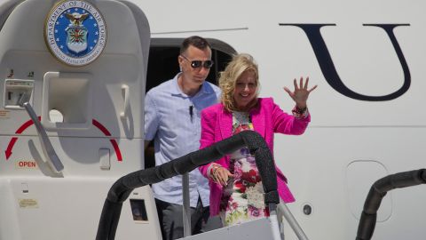 Jill Biden fue recibida por el gobernador de Puerto Rico, Pedro Pierluisi, y el alcalde de San Juan, Miguel Romero.