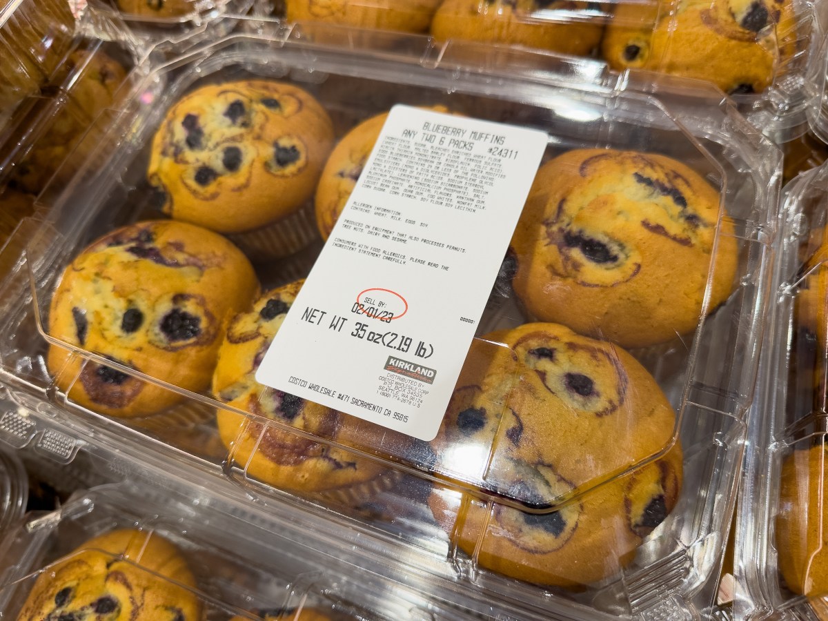 Hombre encuentra un guante de látex adentro de su muffin de Costco