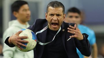 Jaime Lozano se muestra furioso durante el encuentro entre Panamá y México por la Liga de Naciones de la Concacaf.
