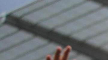 Phil Foden (d) celebra con su compañero Bernado Silva luego de anotar el segundo gol en el derbi de Mánchester.