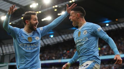 Phil Foden (d) celebra con su compañero Bernado Silva luego de anotar el segundo gol en el derbi de Mánchester.