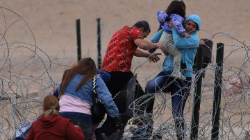 Supremo de EE.UU. bloqueó entrada en vigor de ley que permitiría detener y expulsar a migrantes en Texas