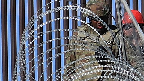 Texas aviva el miedo a la detención de migrantes: "Te va a parar la policía. Vuelve a México"