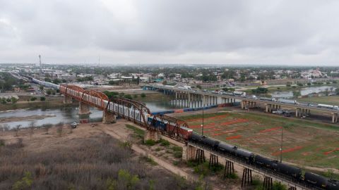 Fotografía aérea que muestra el parque Shelby y el Río Grande, el 21 de marzo de 2024, en Eagle Pass, Texas (Estados Unidos).