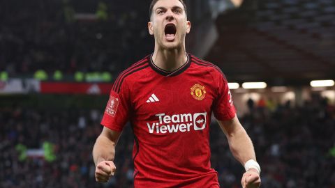 Diogo Dalot, jugador del Manchester United, celebra luego de ganarle al Liverpool en FA Cup.