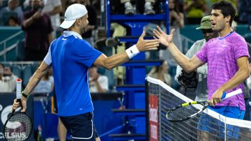 El búlgaro Grigor Dimitrov saluda al español Carlos Alcaraz, tras imponerse en el partido de cuartos de final masculino en el torneo de tenis del Abierto de Miami 2024.