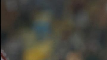 Marcelo de Fluminense disputa el balón con Lisandro Alzugaray de LDU.