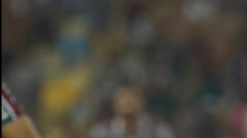 Marcelo de Fluminense disputa el balón con Lisandro Alzugaray de LDU.