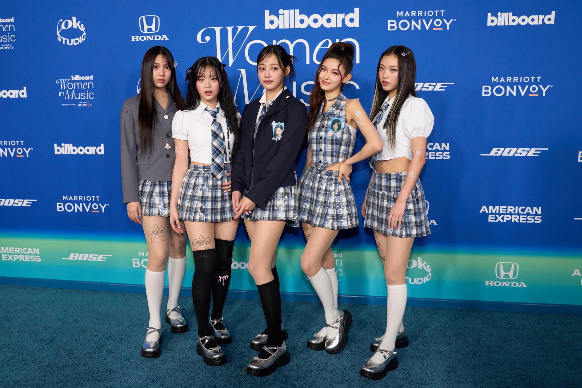 El grupo de chicas surcoreano NewJeans llega a los Premios Billboard Women in Music 2024 en el Teatro YouTube en Los Ángeles.