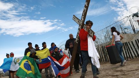 Migrantes visibilizaron sus retos con un viacrucis en ciudad fronteriza con Estados Unidos [Fotos]