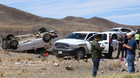 MEX2614. CIUDAD JUÁREZ (MÉXICO),22/03/2024.- Personal de la Guardia Nacional y Servicios Periciales resguardan el lugar de un accidente en la carretera Chihuahua-Juárez, este viernes en Ciudad Juárez en el estado de Chihuahua (México). Un migrante venezolano murió y varias personas extranjeras, entre ellas un menor de edad, resultaron lesionadas luego de que un auto en el que se transportaban se volcó en la carretera Chihuahua-Juárez, al norte de México. EFE/Luis Torres