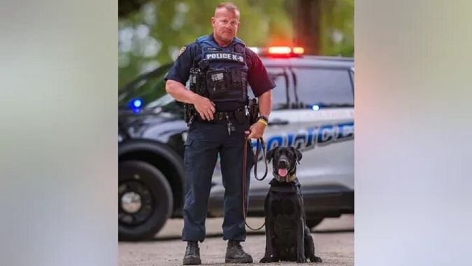 Midnight junto a su manejador, el agente Damon Clark, quienes encontraron sano y salvo a un niño que desapareció en un bosque de Florida. (Foto: Departamento de Policía de DeLand / Cortesía)