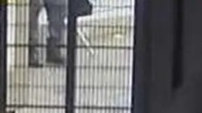 Fue visto por última vez vestido con una chaqueta negra, una sudadera con capucha negra, pantalones negros y zapatillas deportivas negras y amarillas.