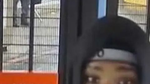 Fue visto por última vez vestido con una chaqueta negra, una sudadera con capucha negra, pantalones negros y zapatillas deportivas negras y amarillas.