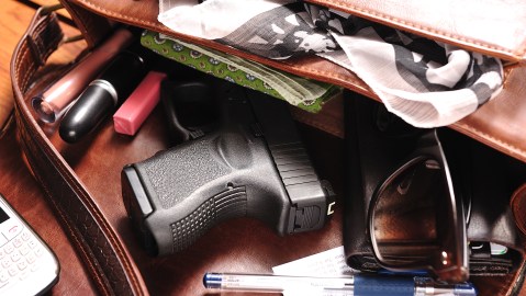 La mamá recordó que estaba buscando sus llaves cuando la pistola en su bolso se disparó.