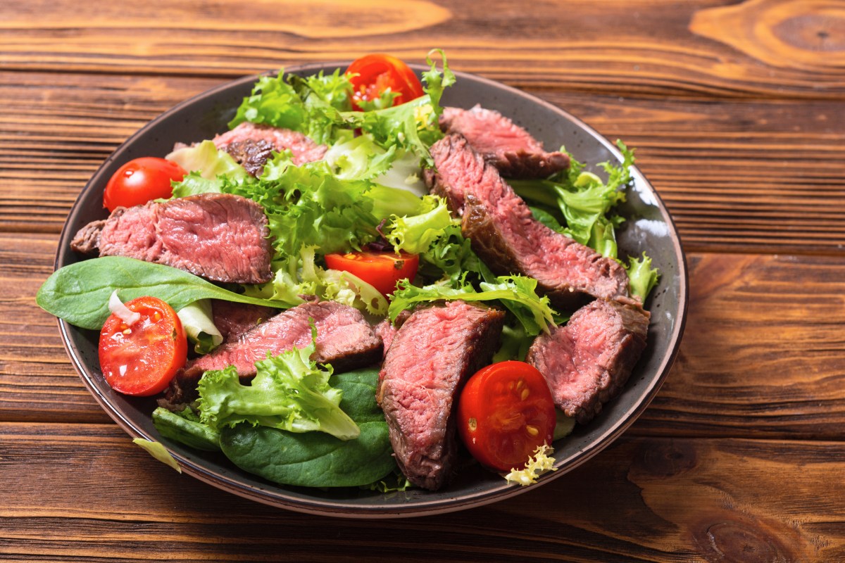 Descubre los beneficios de comer carne y ensaladas para la salud