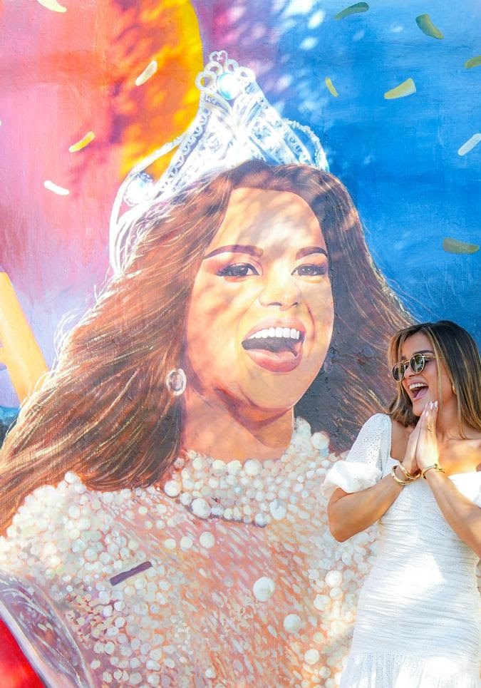 Clarissa Molina posando junto a su mural.