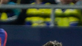 El centrocampista portugués del FC Barcelona, Joao Felix (c), se lleva el balón ante los defensores del Cádiz.