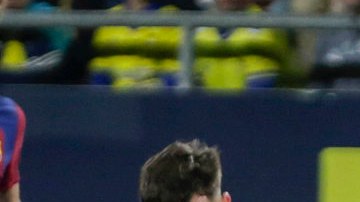 El centrocampista portugués del FC Barcelona, Joao Felix (c), se lleva el balón ante los defensores del Cádiz.