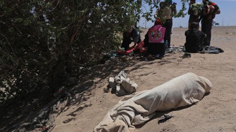 Migrantes permanecen entre la frontera con Estados Unidos, el 27 de abril de 2024, en Ciudad Juárez, estado de Chihuahua (México).