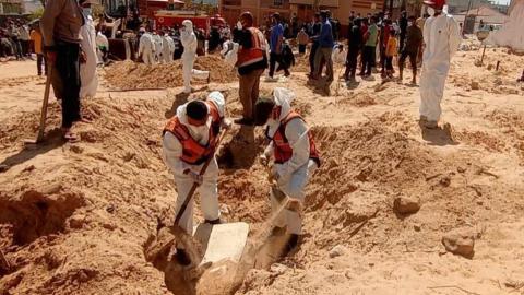 Descubren una fosa común en patio de un hospital en Gaza: cifra de muertos se acercaría a los 34,100