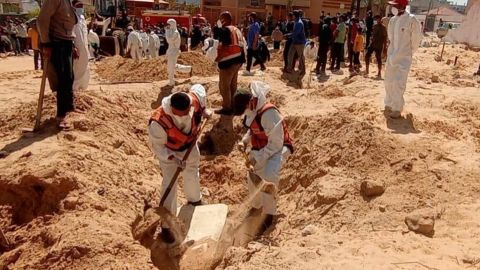 Descubren una fosa común en patio de un hospital en Gaza: cifra de muertos se acercaría a los 34,100