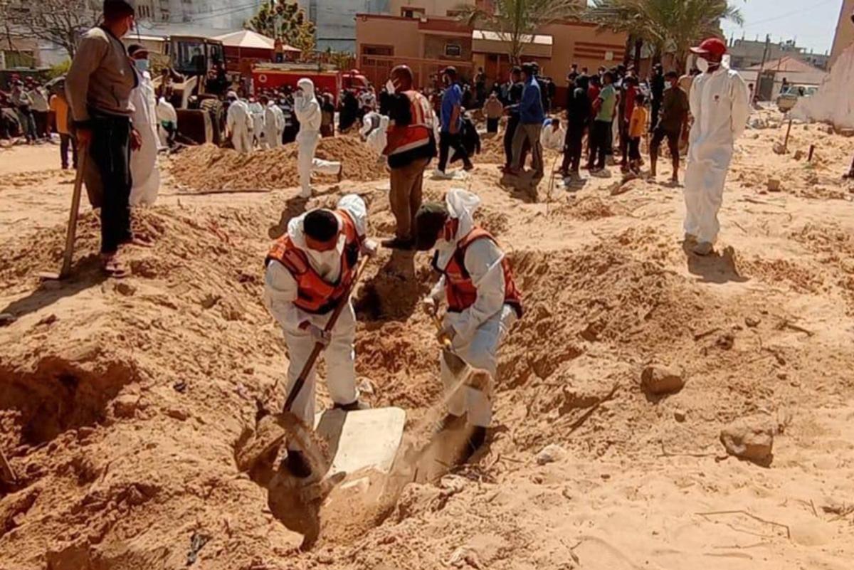 Descubren una fosa común en patio de un hospital en Gaza: cifra de muertos se acercaría a los 34,100