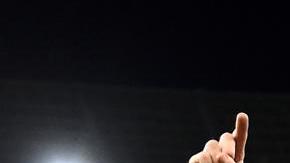 Jugadores del Real Madrid celebran con la fanaticada tras el triunfo en penales ante el Manchester City.