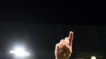 Jugadores del Real Madrid celebran con la fanaticada tras el triunfo en penales ante el Manchester City.
