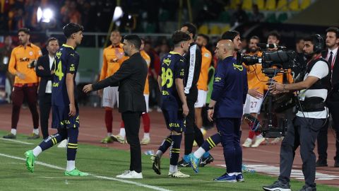 Jugadores del Fenerbahce se retiran a los vestuarios en protesta con la Federación de Fútbol de Turquía.