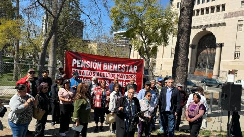 Fotografía cedida por la Red Nacional de Jornaleros (NDLON) donde aparece la activista Ángela Sanbrano mientras habla durante una rueda de prensa.