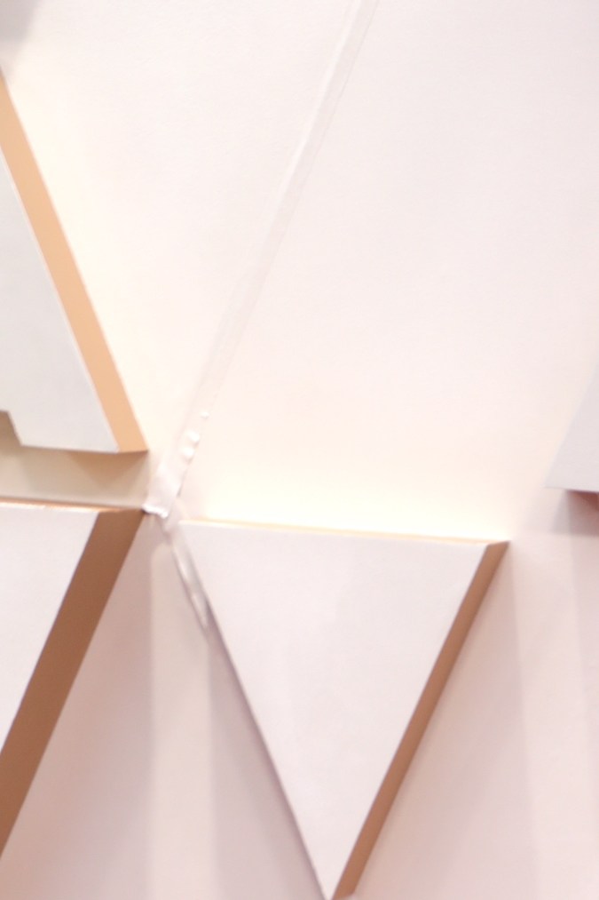 Scarlett Johansson posando.