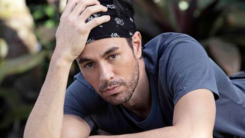 Enrique Iglesias posando.