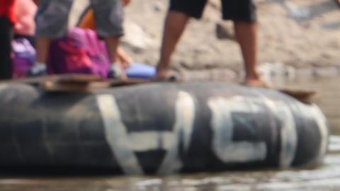 Migrantes cruzan el Río Suchiate, este miércoles en el municipio de Ciudad Hidalgo en Chiapas (México).