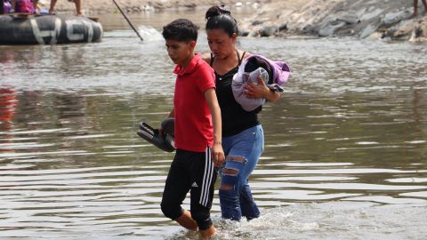 Migrantes cruzan el Río Suchiate, este miércoles en el municipio de Ciudad Hidalgo en Chiapas (México).