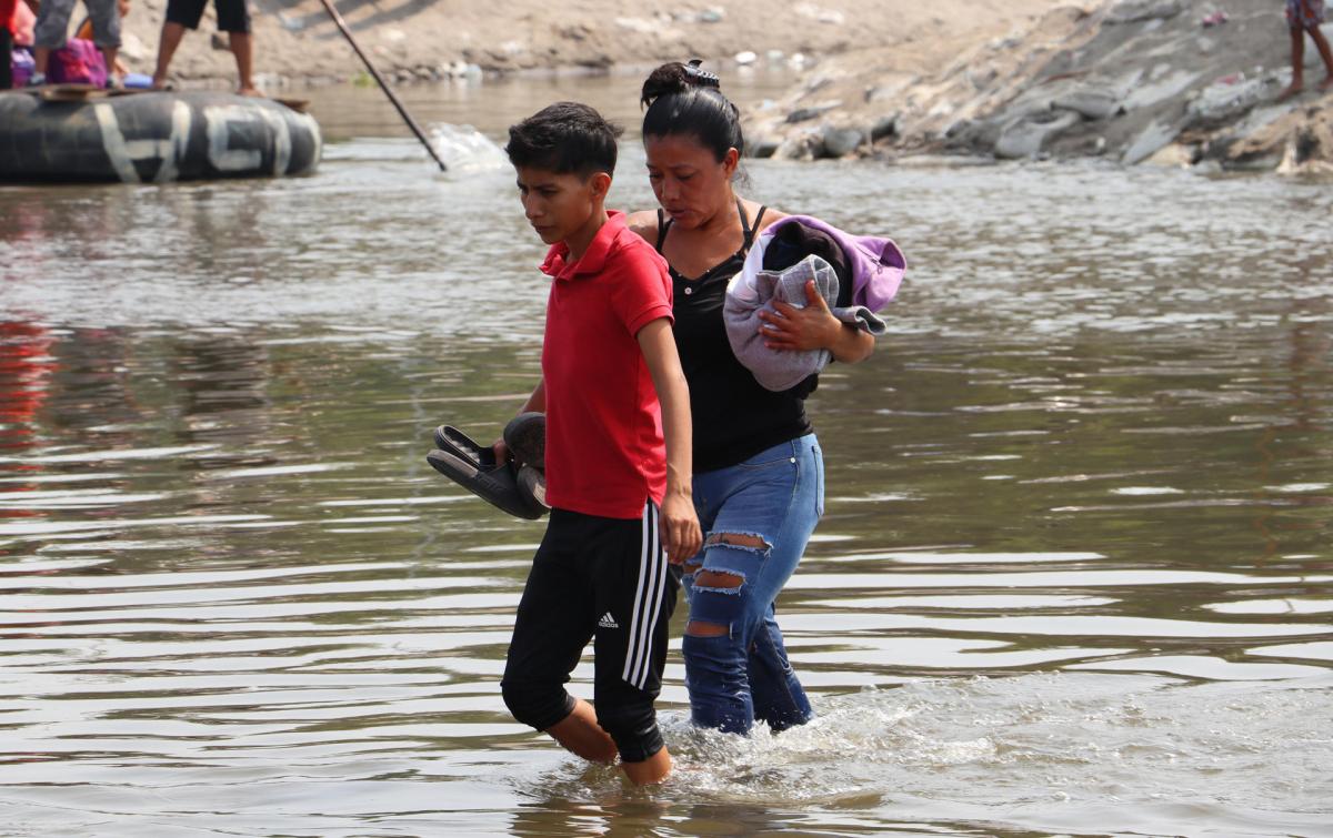 Migrantes aprovechan la sequía del río Suchiate para cruzar de Centroamérica a México