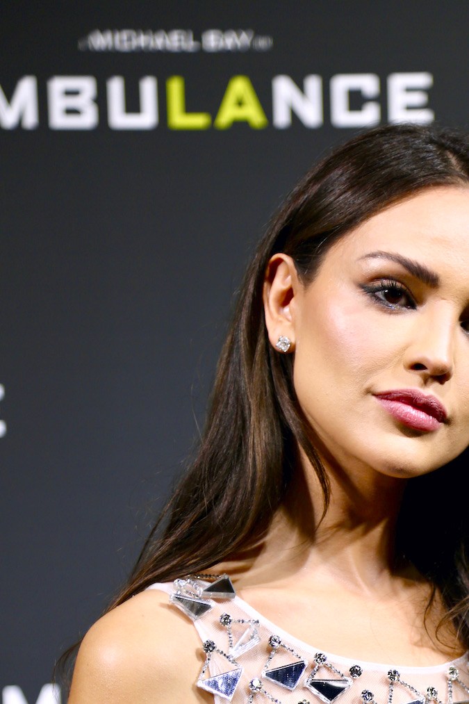 Eiza González posando.