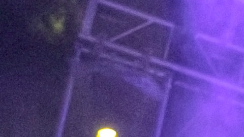 Los Tigres del Norte actuando en vivo.